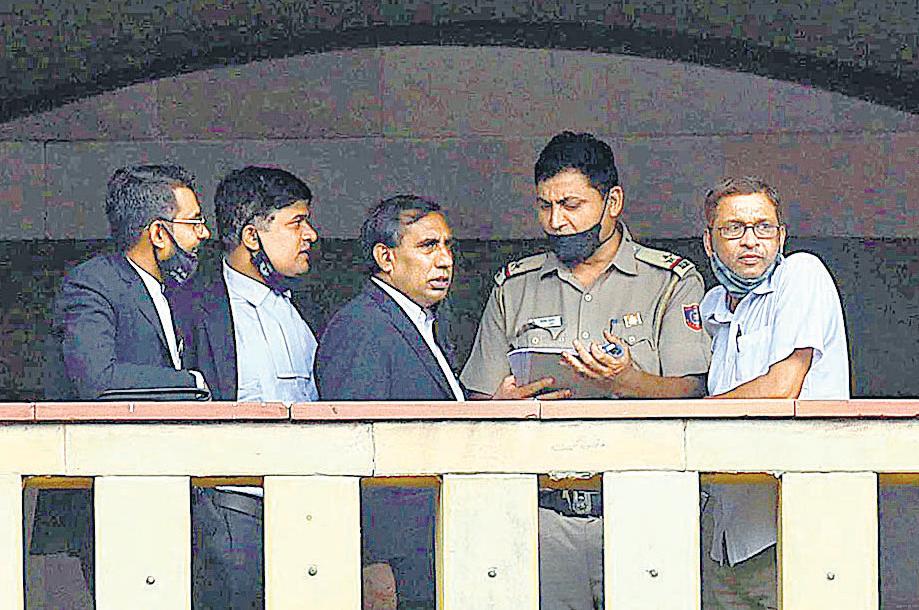 Does a strict outfit rule solve security issues at Delhi courts?