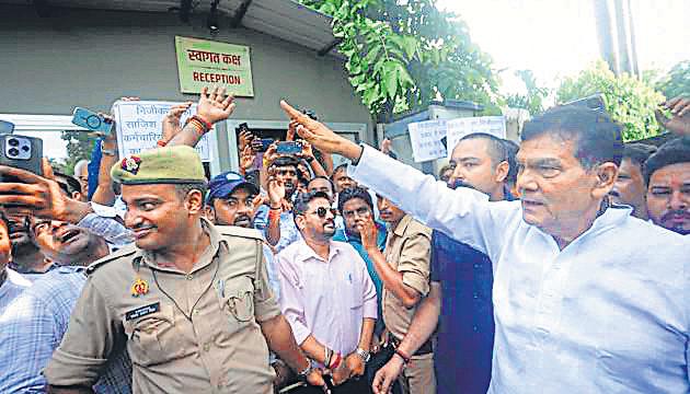 Power staff protest outside min’s residence