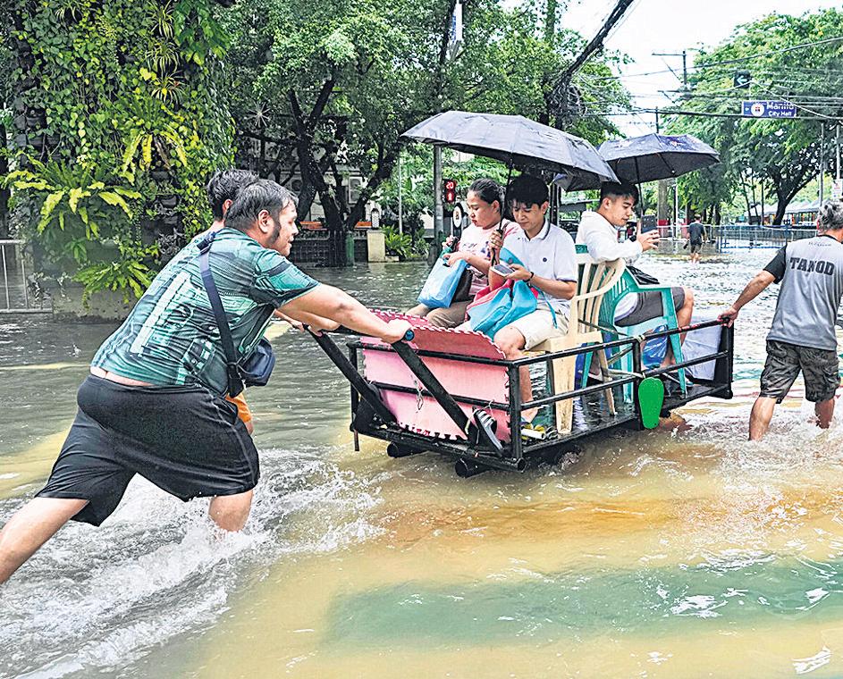{ NATURAL DISASTER } IT KNOCKED OUT POWER IN PARTS OF HUNG YEN PROVINCE, EAST OF HANOI Storm Wipha hits Vietnam with strong winds, heavy rain