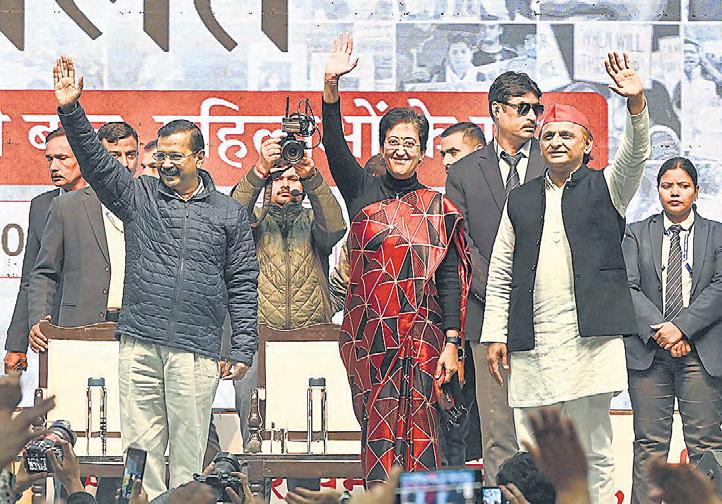 Akhilesh joins Kejriwal at event on women's security