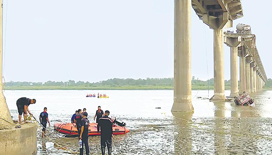 Toll rises to 17 day after Gujarat bridge collapse