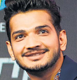 2 gangsters planning to kill comedian held: Cops