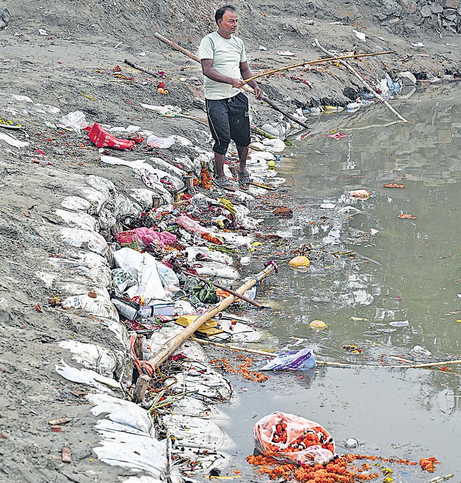 Thousands deployed to clean ghats