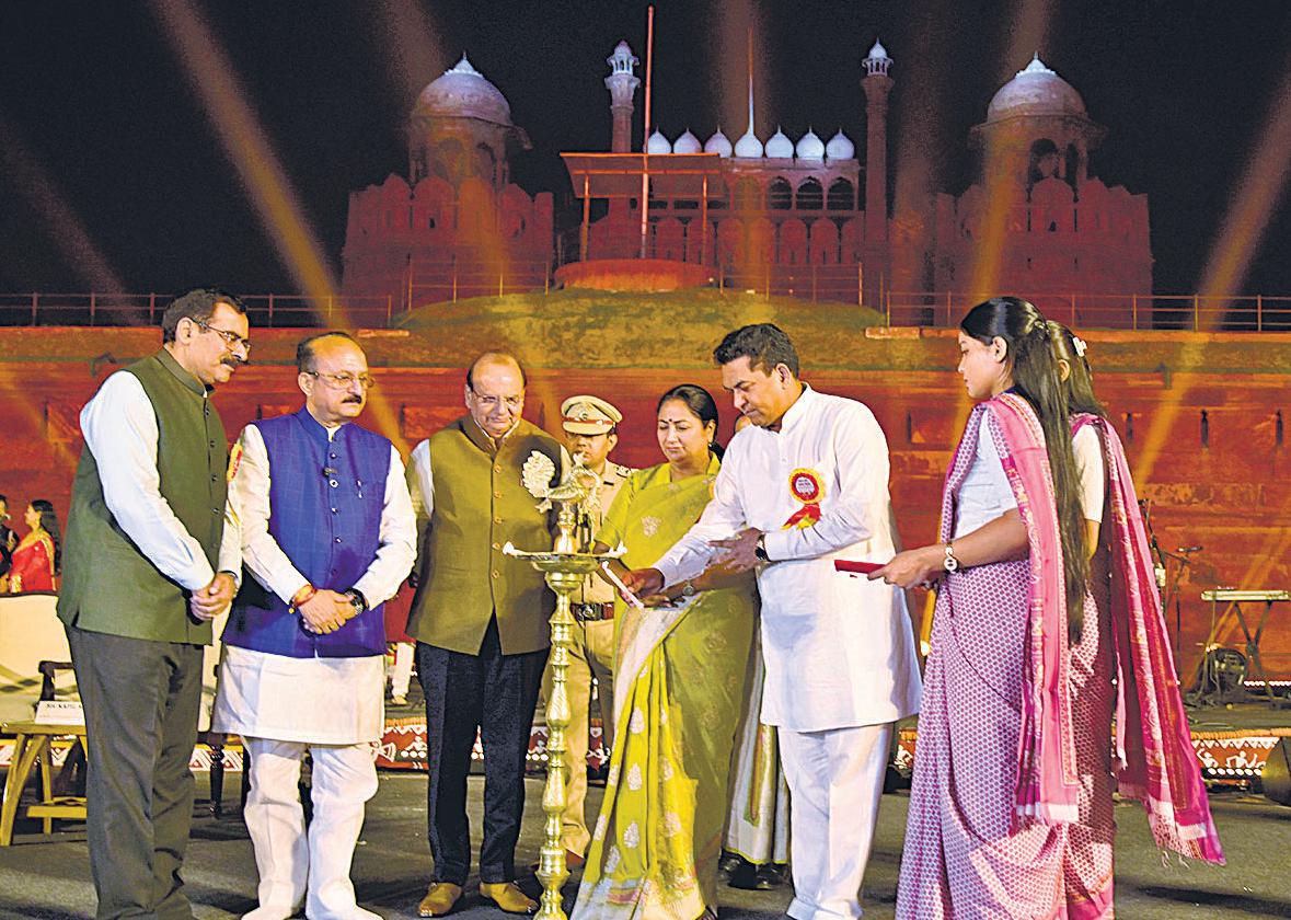 On Foundation Day, CM praises Delhi's diversity