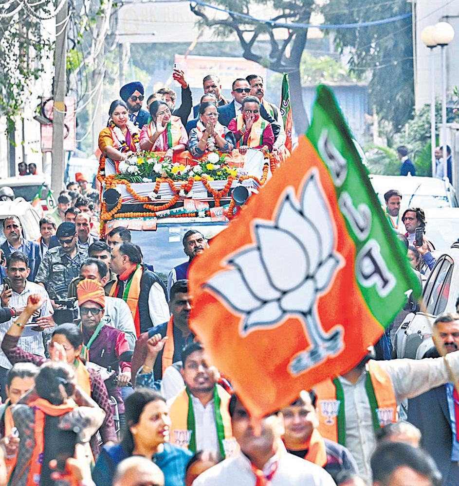 CM leads BJP charge on last campaign day for MCD polls