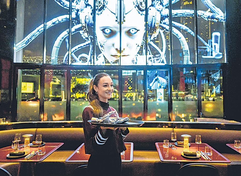 'Dinosaur tartare' and holograms: Dubai AI chef sparks awe and ire