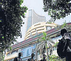 Banking stocks lift market indexes ina highly volatile trade