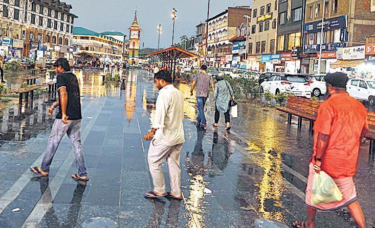 Rains bring much-needed relief from intense heat in Kashmir