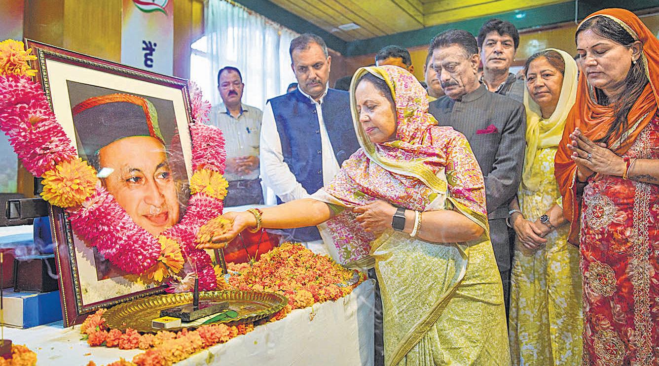 Kangana running away from responsibilities: Pratibha Singh