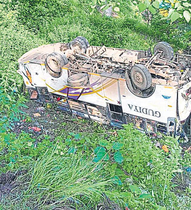 35 injured as bus falls in gorge in Bilaspur