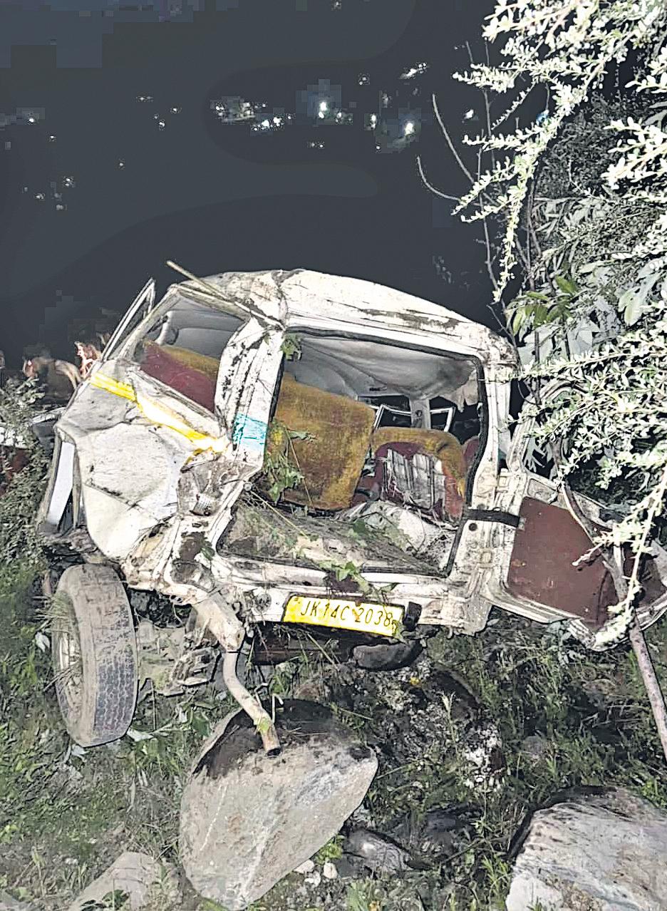 5 killed, | injured as vehicle falls into gorge in Ramban