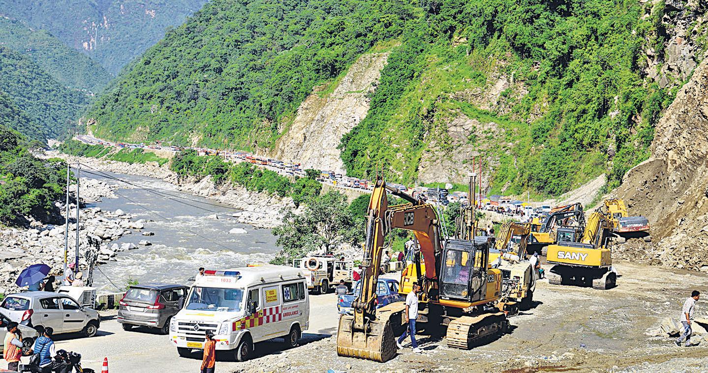196 roads blocked, Mandi-Kullu NH cleared for one-way traffic