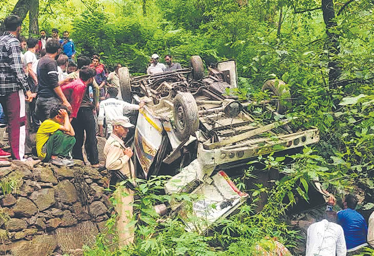 5-year-old girl among 7 killed as mini-bus falls into gorge in Doda