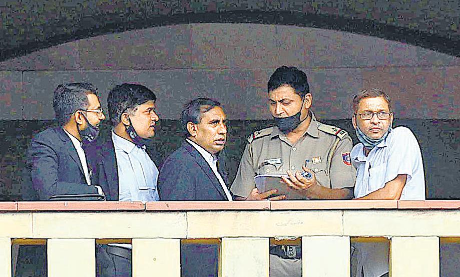 Does a strict outfit rule solve security issues at Delhi courts?