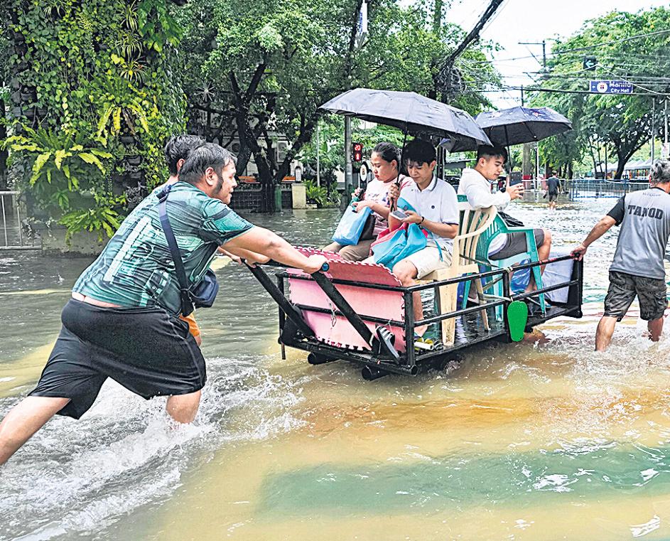 { NATURAL DISASTER } IT KNOCKED OUT POWER IN PARTS OF HUNG YEN PROVINCE, EAST OF HANOI Storm Wipha hits Vietnam with strong winds, heavy rain