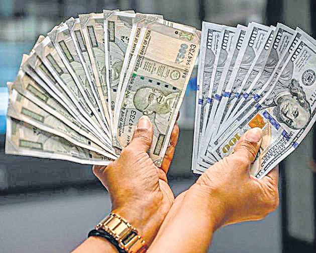 FPIs pull out ₹32,000 cr on weak rupee, pricey stocks
