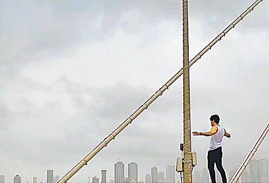 Singer, 2 others, booked for video stunt on sea link