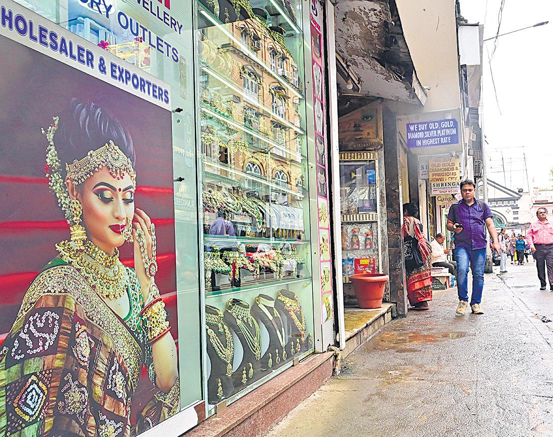 Jewellery mart Bhuleshwar bets on redevelopment for survival