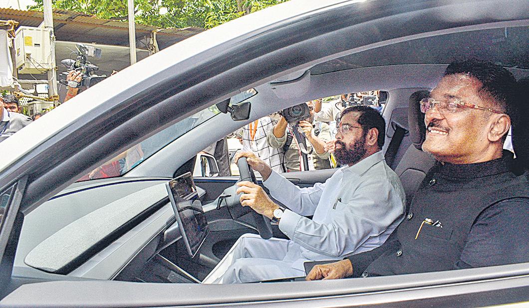 Transport min books Tesla, takes boss on a joyride