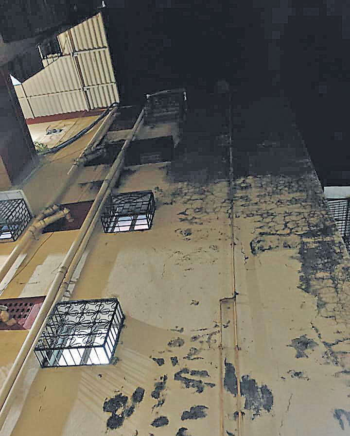 LIC colony bldgs decrepit, residents seek BMC help
