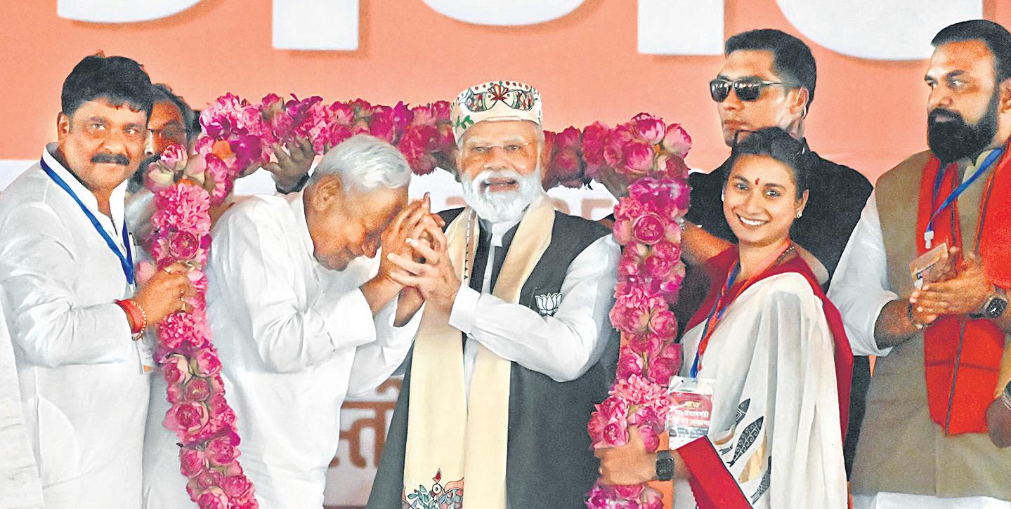 PM raises NDA poll pitch, calls Oppn 'tie-up of thugs'