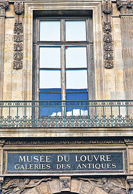 Two men arrested for theft of crown jewels from Louvre