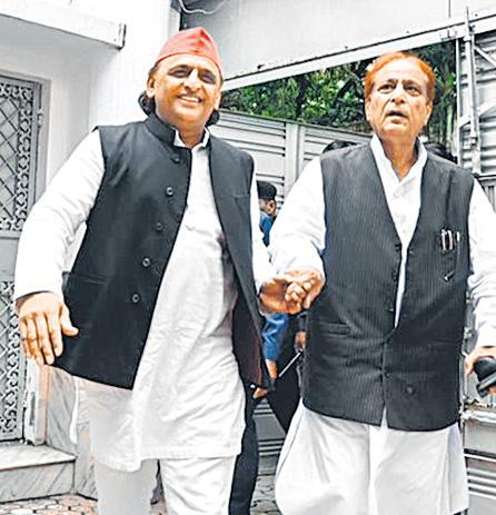 Akhilesh visits Rampur to meet Azam, denies rift with SP veteran