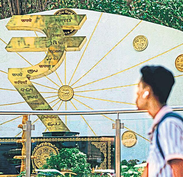 Falling rupee leaves few winners