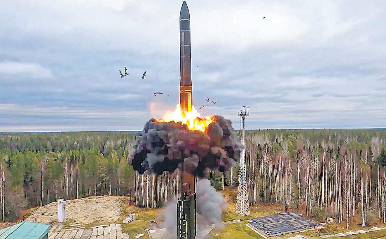 Fears of new arms race as key nuke pact set to expire