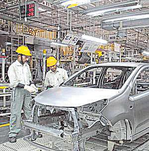 Car sales to dealers hit 18-month low on weak urban demand