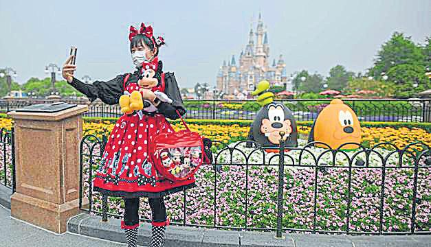 Disneyland buzz puts focus on theme park woes