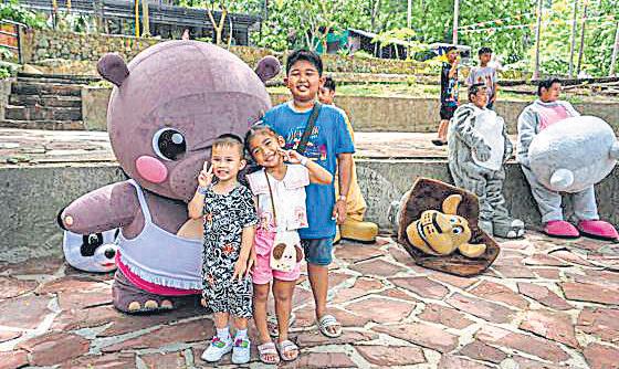 Hippo birthday! Thousands celebrate Moo Deng's 1st birthday at a Thai zoo