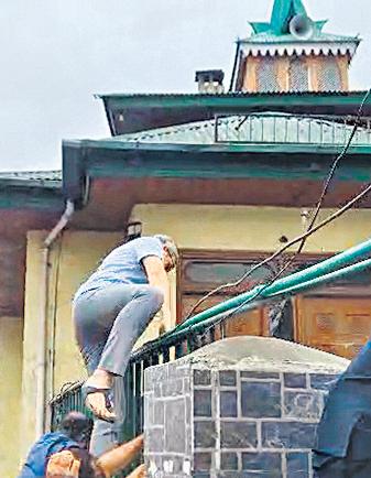 J&K CM scales wall to pay tribute to martyrs
