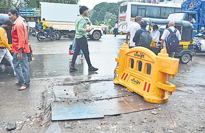 Man dies after falling into open manhole