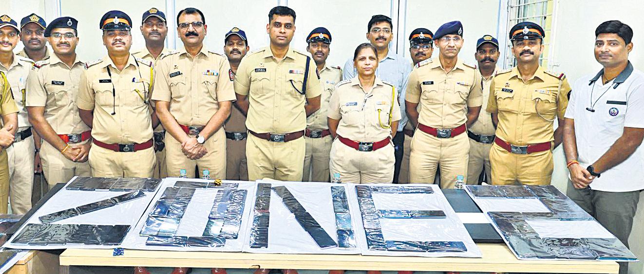 Cops convince thieves to return phones