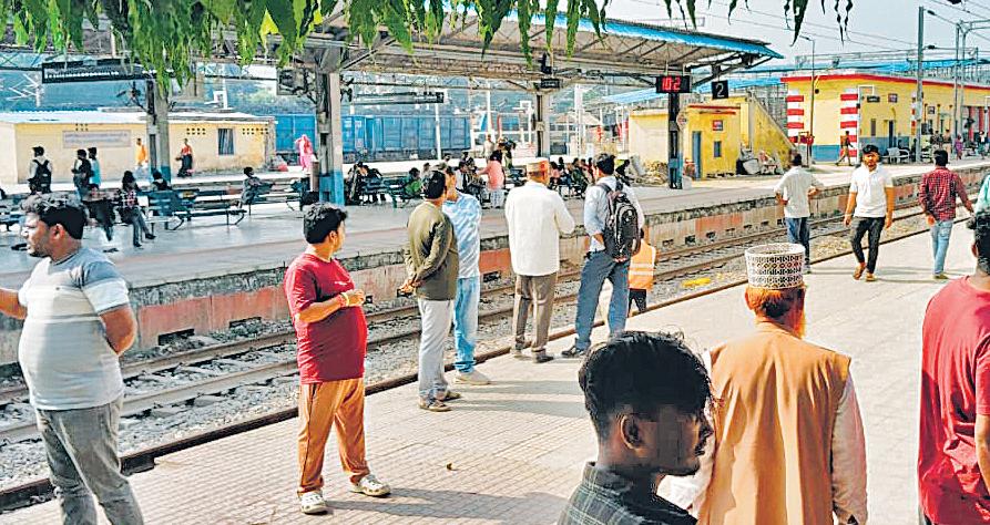 UP: 6 run over by train while crossing tracks