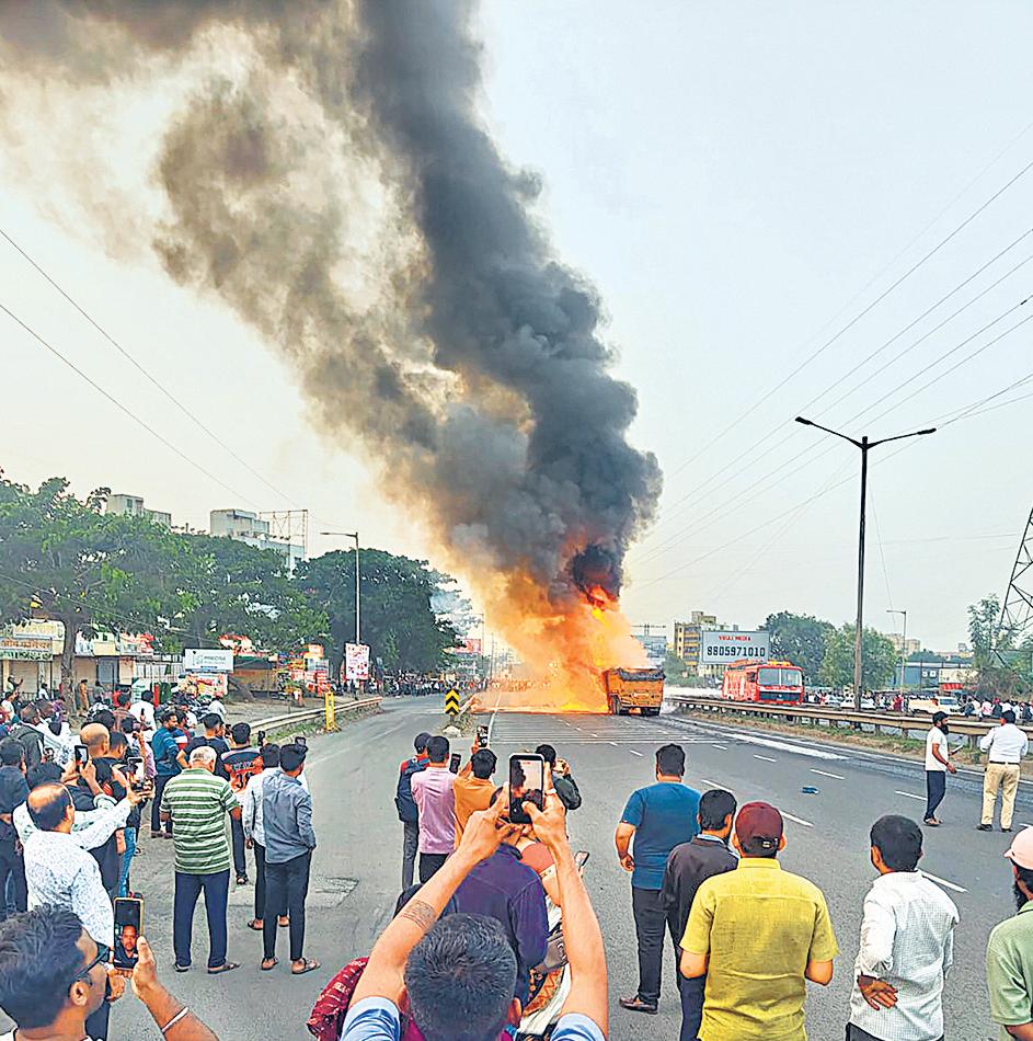 8 killed after truck rams into 20 vehicles in Pune
