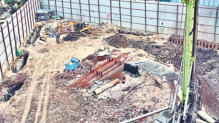 2 dead, 3 injured as a wall of mud gives way at building site