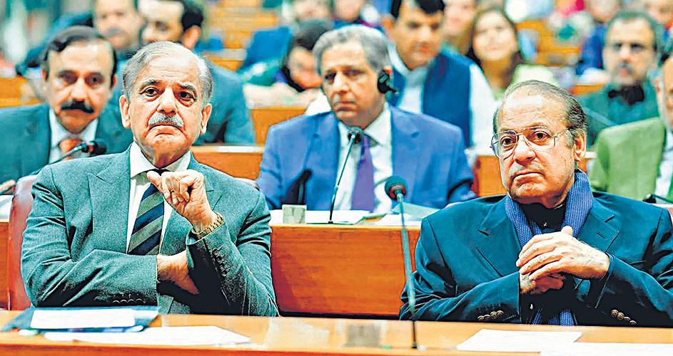 Lawyers call for strikes, mass resignations over Pak constitution change