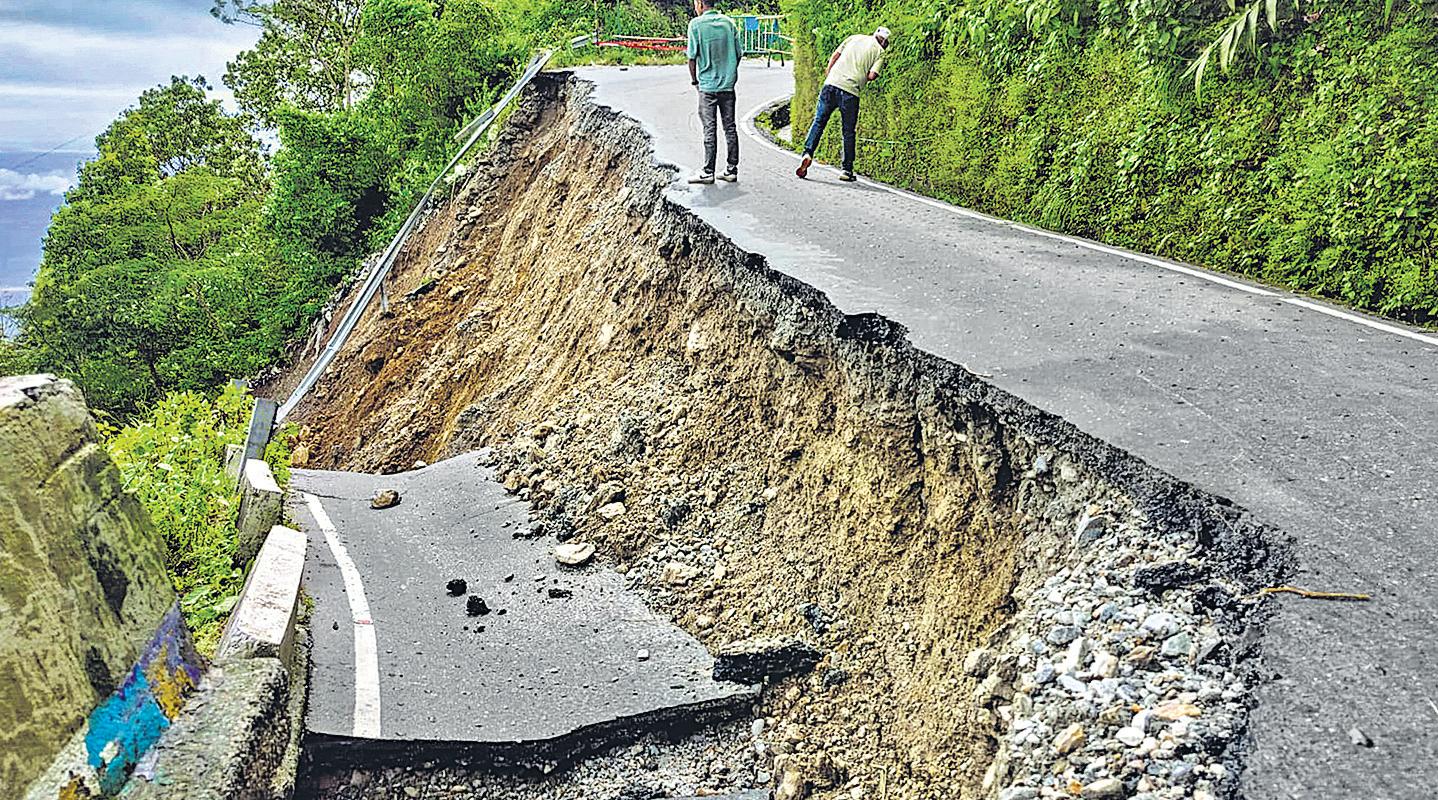 Darjeeling deluge kills 18 after landslides sweep through hills