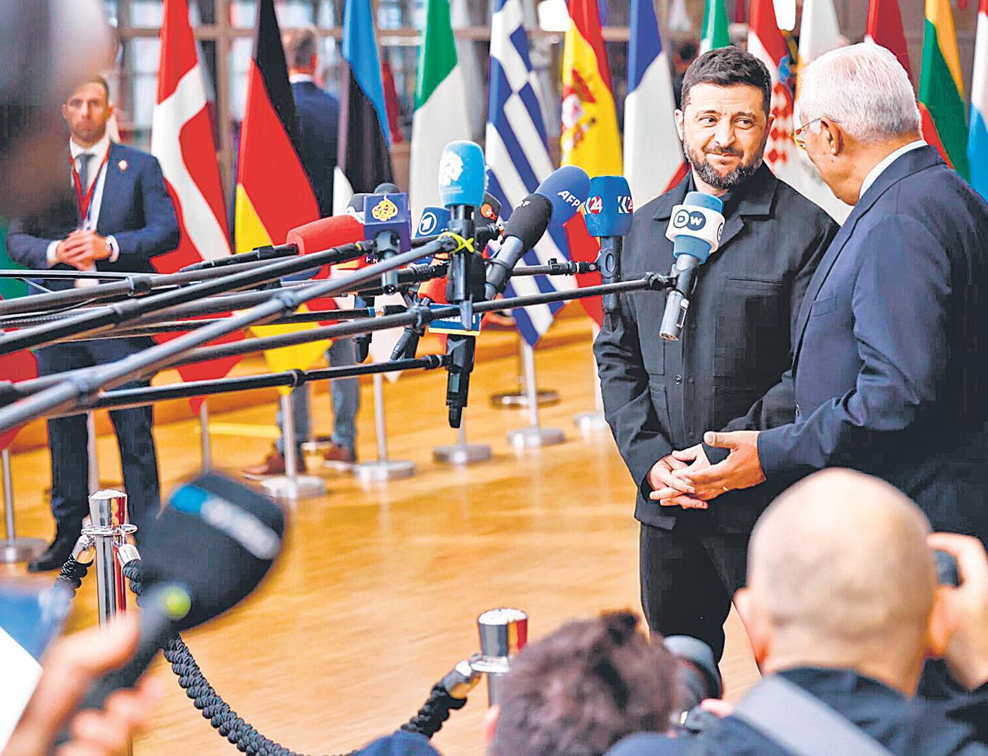 After US, EU piles pressure with more Russia sanctions