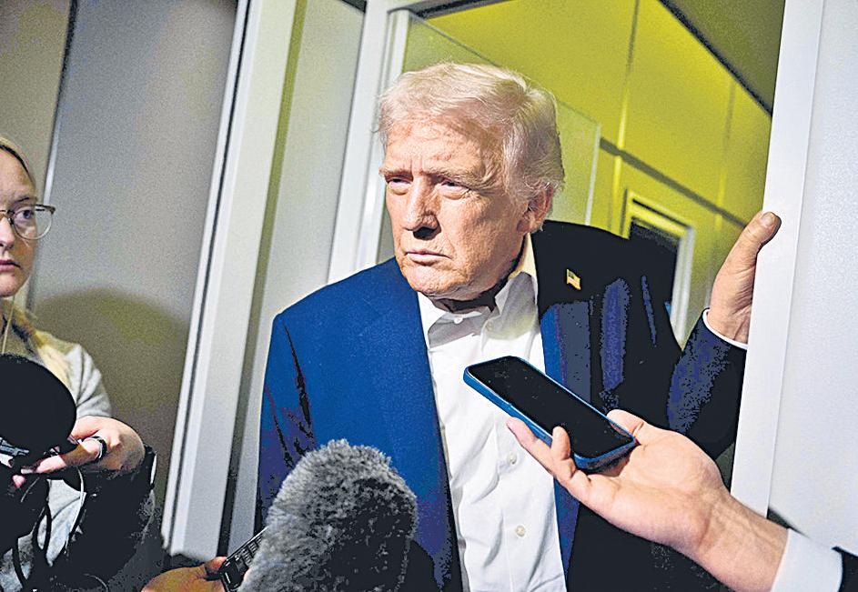 Trump jets to Asia as China trade talks start