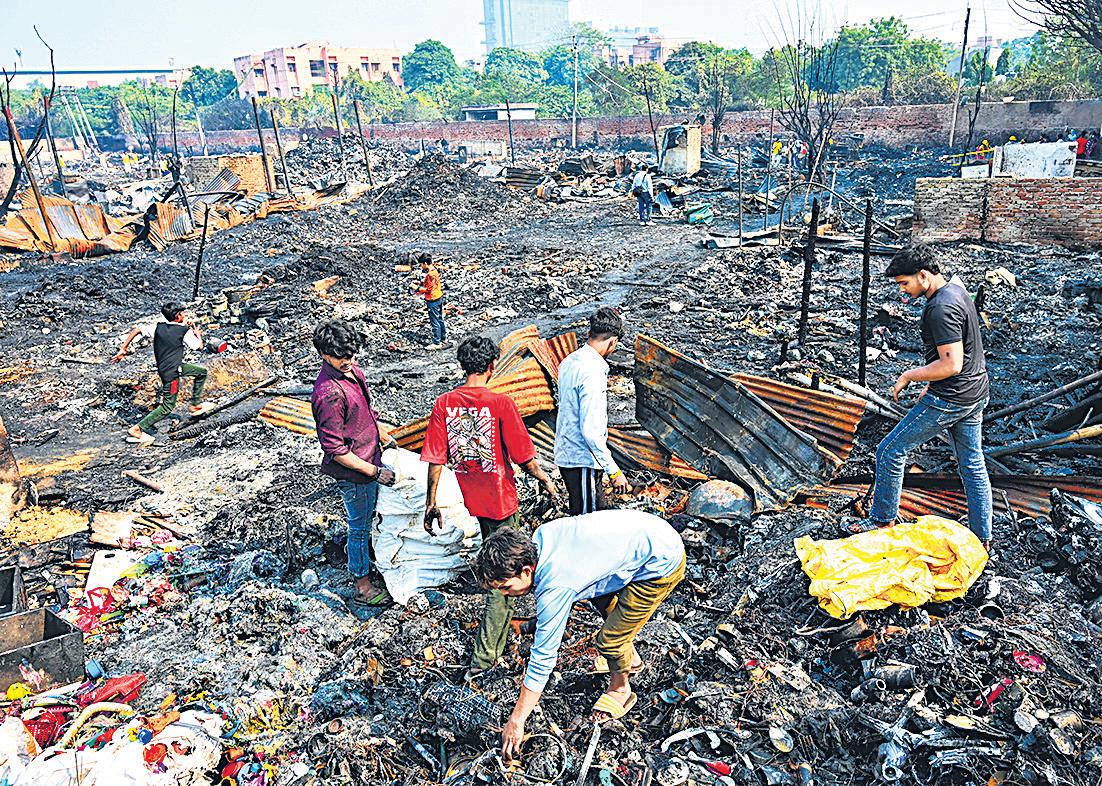 Blaze destroys 500 hutments in Rithala; 30-yr-old man dies