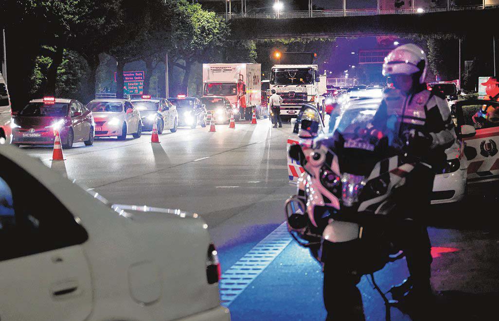 Police set up CTE roadblock, nab 12 for drink driving and other offences