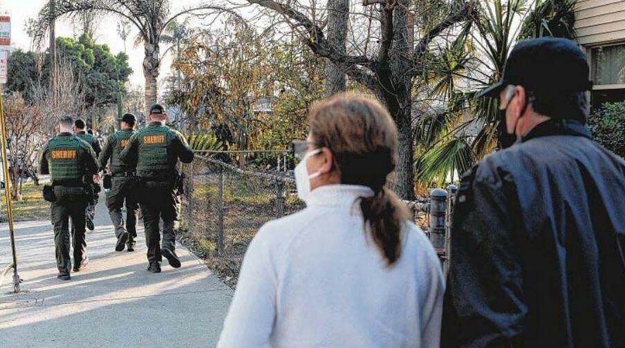 Survivors of blazes patrol neighborhoods to deter looting