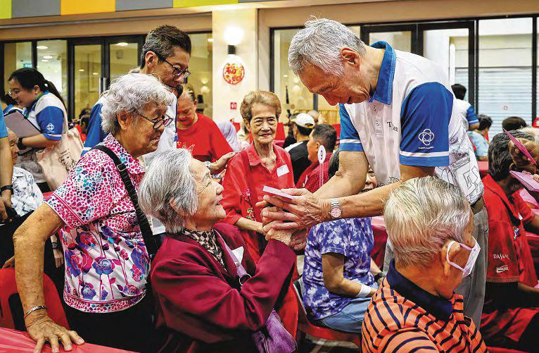 CNY cheer for seniors at Teck Ghee as SM Lee hands out goodies