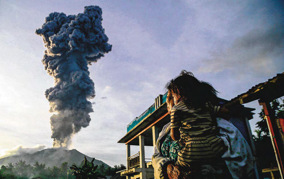 Indonesian volcano sends ash 4km high