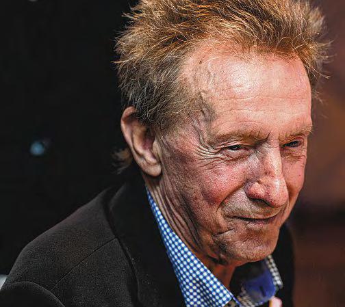 UNITED MOURN STRETFORD END KING