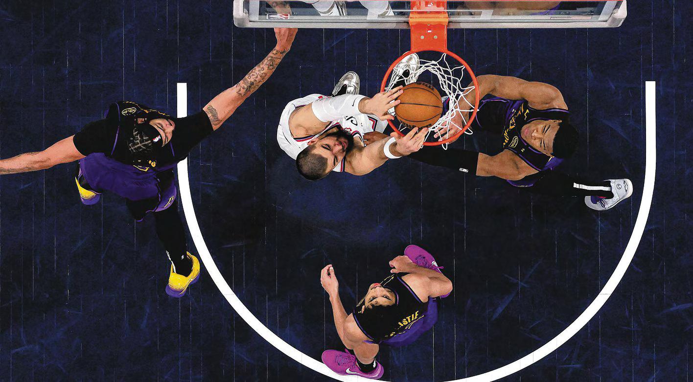 CLIPPERS PRESS HOME THEIR ADVANTAGE