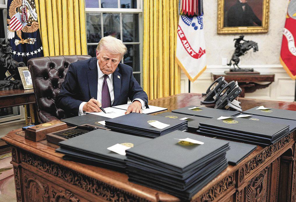 Trump accelerates campaign to remake federal bureaucracy
